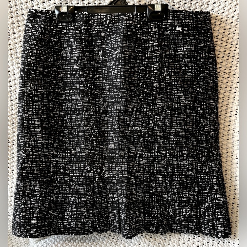 Anne Klein Women’s Black & White Tweed Pencil Skirt, Lined, Pleated Hem; Size 10